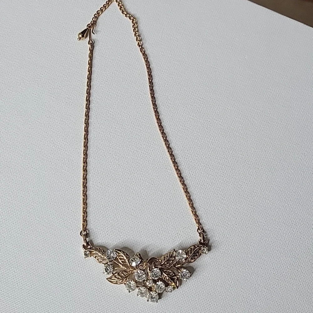 Vintage Rhinstone Gold Floral Bar Pendant Gold Chain Necklace